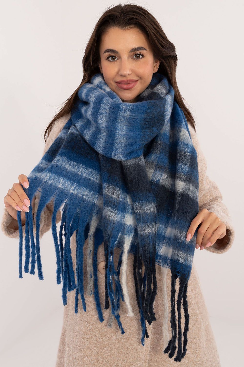  Shawl model 203172 AT 